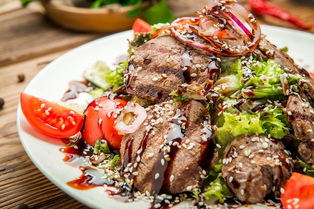 Cuisine géorgienne traditionnelle, viande grillée