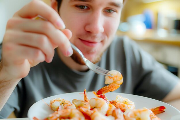 La cuisine gourmande L'homme apprécie une assiette de crevettes bouillies