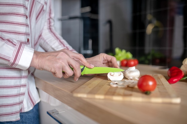 Cuisine. Gros plan photo de femme coupe des légumes dans la cuisine