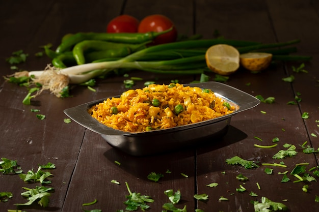 Cuisine indienne alimentaire Kashmiri Pulao sur bois