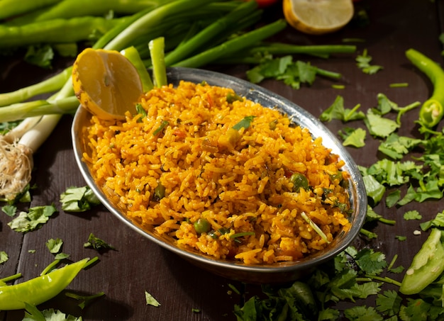 Cuisine indienne alimentaire Kashmiri Pulao sur bois