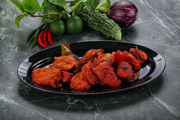 Cuisine indienne au barbecue au poulet rouge tikka