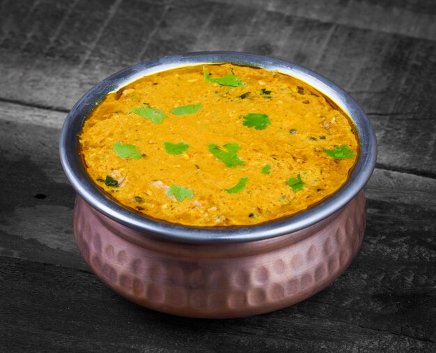 Cuisine indienne Dal Makhani sur fond en bois