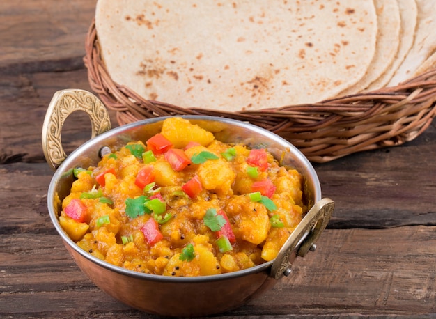 Cuisine indienne épicée Aloo frit sur table en bois