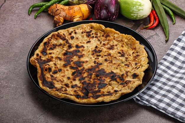 Cuisine indienne farce de pain Aloo paratha avec des pommes de terre