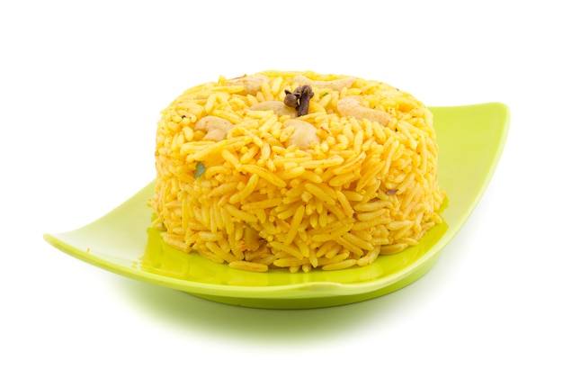 Photo cuisine indienne pulao sur fond blanc