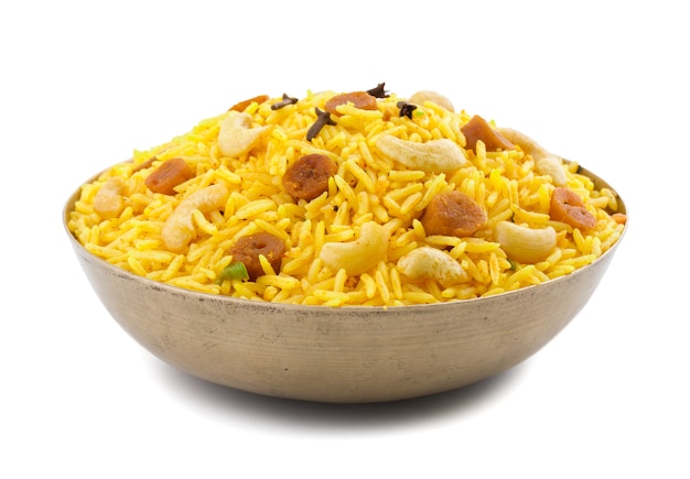 Cuisine indienne Pulao sur fond blanc