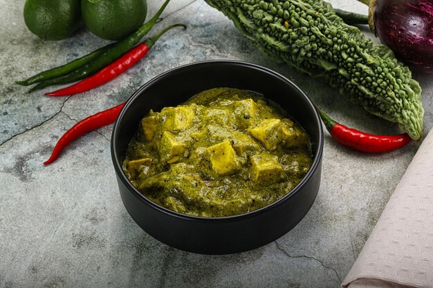 Cuisine indienne végétalienne fromage palak paneer avec des épinards