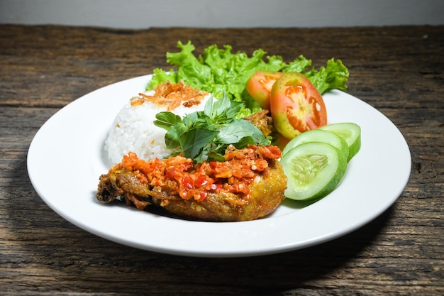 Cuisine indonésienne Ayam geprek sambal ou poulet frit geprek avec sauce piquante sambal.