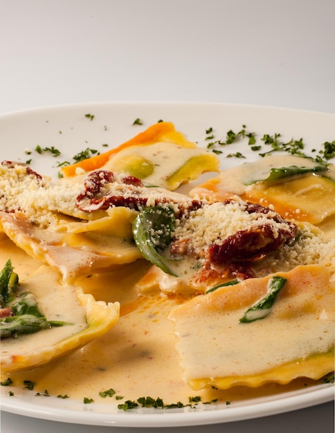 Cuisine italienne de différents types servie sur une table avec une nappe à carreaux