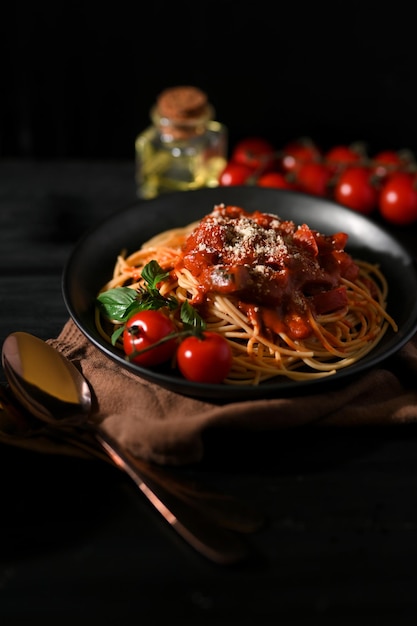 Cuisine italienne et restaurant Pâtes italiennes Spaghetti à la sauce tomate servi sur plaque noire
