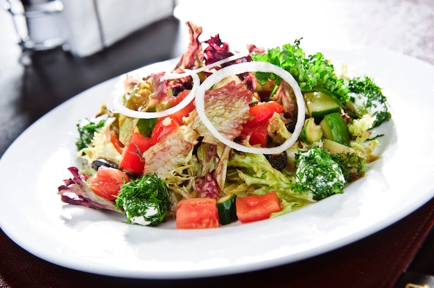 Cuisine italienne Salade saine avec de la viande et du jambon