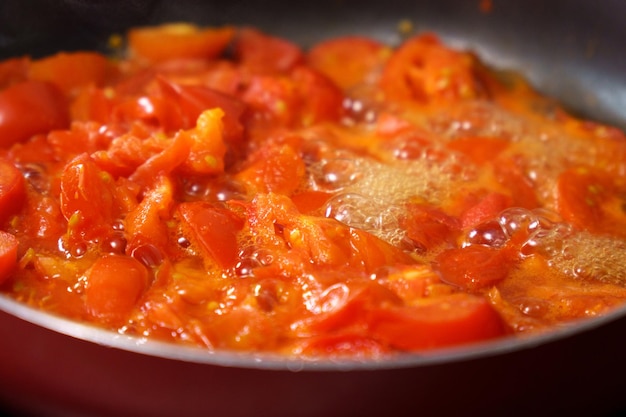 Cuisine italienne sauce tomate pour les pâtes concept de régime méditerranéen tomates frites