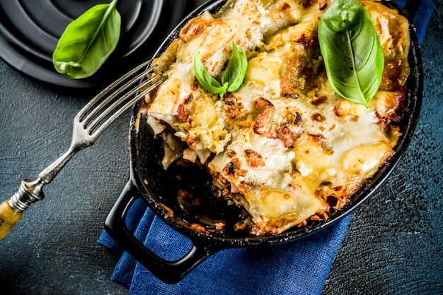 Cuisine italienne traditionnelle, lasagne maison au basilic frais