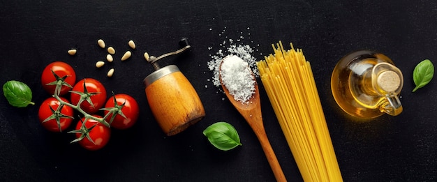 Cuisine italienne traditionnelle avec des olives au fromage spaghetti tomates et huile sur noir