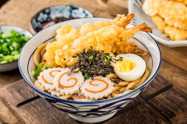 Cuisine japonaise Délicieuses nouilles udon aux crevettes tempura