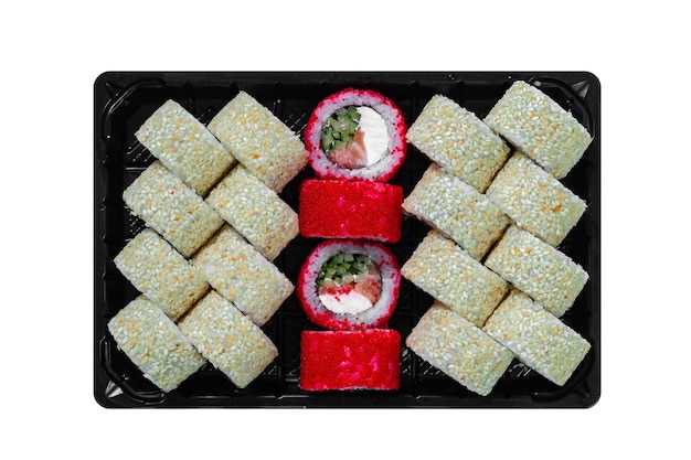 Cuisine japonaise, ensemble de petits pains au sésame blanc et caviar de masago rouge dans une boîte noire isolée sur fond blanc.