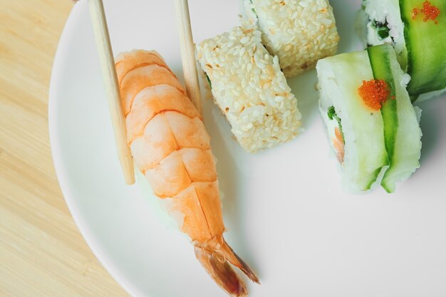 Cuisine japonaise. Ensemble de sushis et petits pains japonais. Bâtonnets de nourriture.