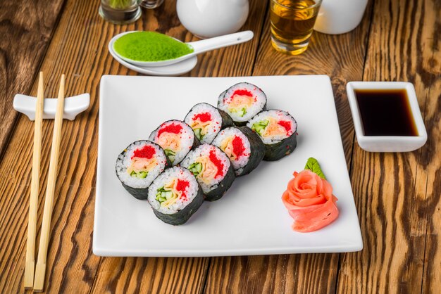 Cuisine japonaise avec fruits de mer frais