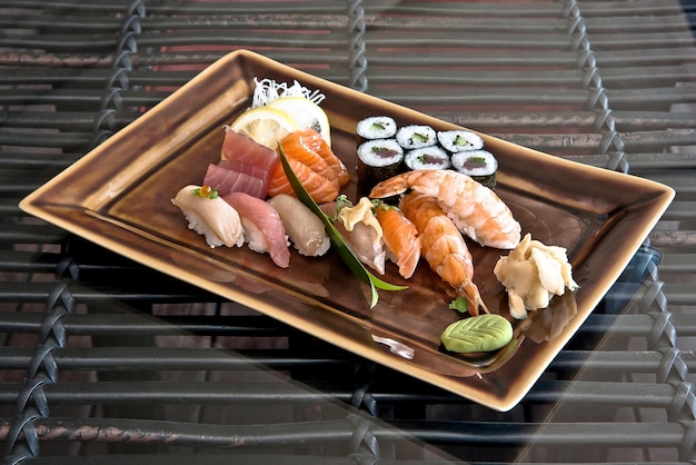 Cuisine japonaise, morceaux de sushi japonais traditionnel, Nigiri de thon, saumon, anguille et crevette