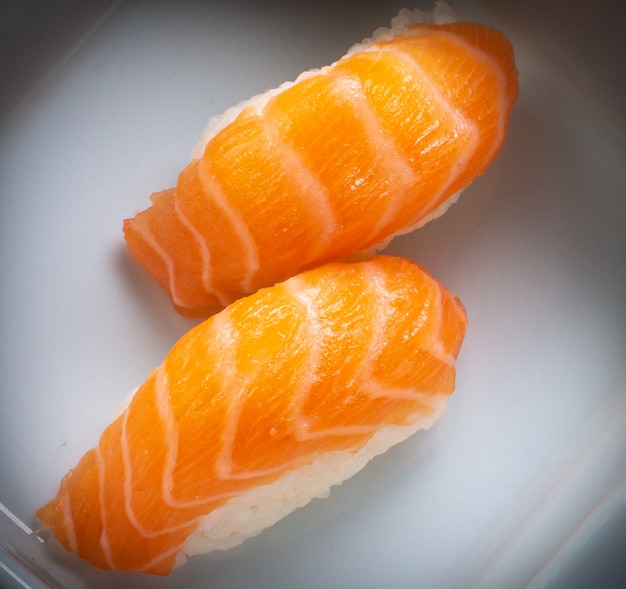 Cuisine japonaise. nigiri au saumon