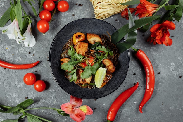 Cuisine japonaise: nouilles soba au poulet et légumes.