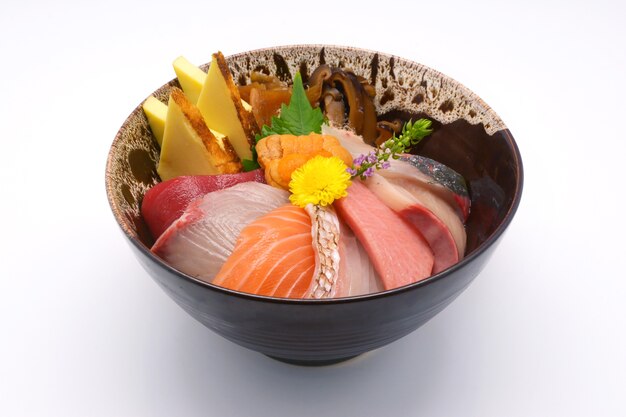 Cuisine japonaise poisson cru mélange sashimi (maguro, otoro, saumon, mer