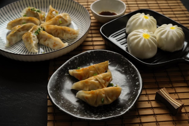 Cuisine japonaise populaire, boulettes de gyoza japonaises cuites à la vapeur avec des petits pains à la viande. délicieuse cuisine asiatique savoureuse.