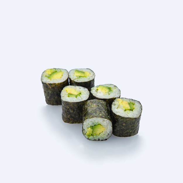 Cuisine japonaise. Rouleau de sushi sur fond blanc.