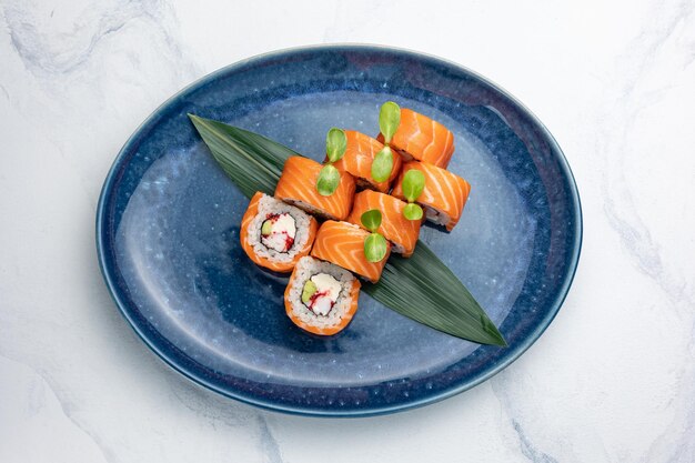 Photo cuisine japonaise des rouleaux délicieux avec du saumon