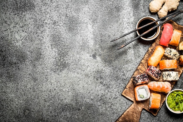 La cuisine japonaise Rouleaux frais aux fruits de mer et sauce soja sur fond rustique