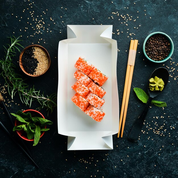 Cuisine japonaise Rouleaux de sushi au caviar Livraison de nourriture Espace libre pour le texte