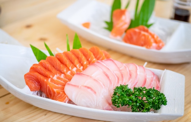 Cuisine japonaise, sashimi au saumon.