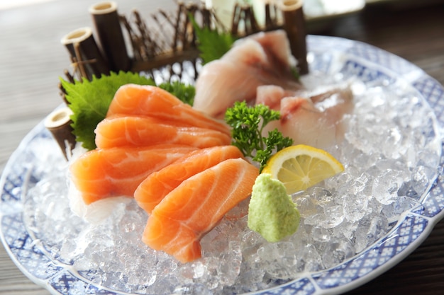 Cuisine japonaise de sashimi de saumon et de vivaneau rouge