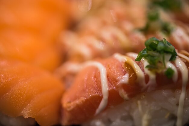 Cuisine japonaise en set différents types de sushi avec salade d&#39;algues et gari (gingembre)