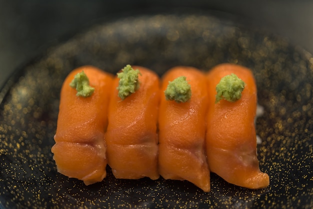 Photo cuisine japonaise en set différents types de sushi avec salade d'algues et gari (gingembre)