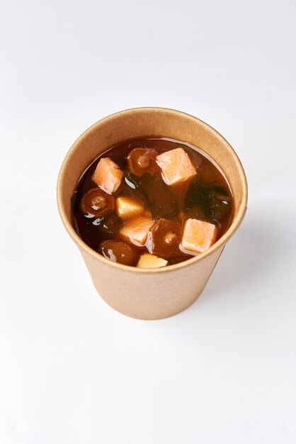 Cuisine japonaise - Soupe miso aux algues, champignons et tofu et saumon