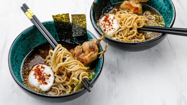 Cuisine japonaise Soupe Ramen Nouilles avec œuf de viande et légumes sur un tableau blanc