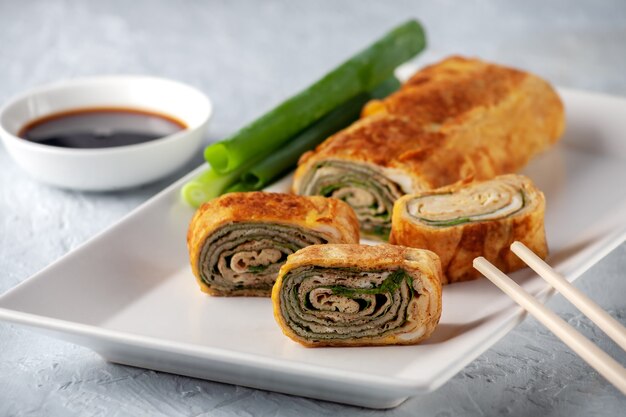 Cuisine japonaise. Tamagoyaki - Omelette japonaise, roulée plusieurs couches d'oeuf au plat