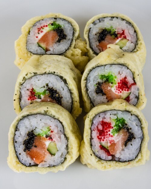 Cuisine japonaise Tempura Maki Sushi Deep Fried Roll fait d'œufs de saumon tobiko et de fromage à la crème à l'intérieur