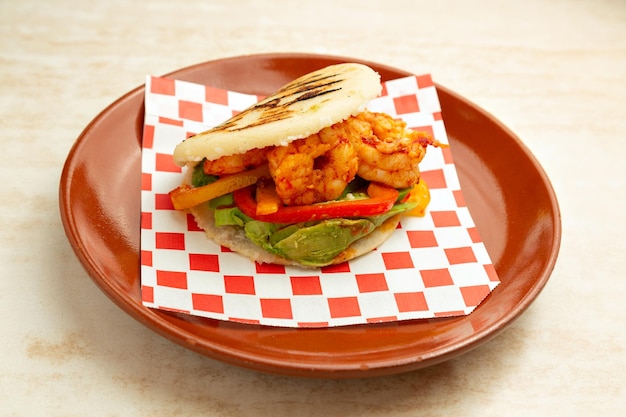 Cuisine latino-américaine Arepa vénézuélienne avec crevettes et avocat.