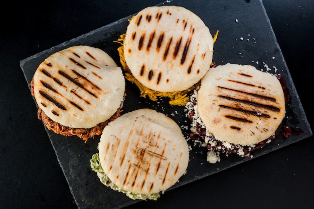 Cuisine latino-américaine vénézuélienne 4 arepas de farces différentes