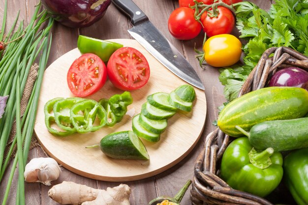 Cuisine de légumes et d'herbes fraîches du jardin des agriculteurs