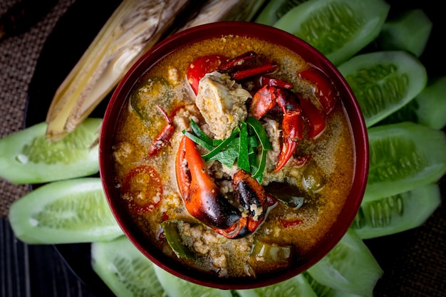 Cuisine locale thaïlandaise appelée source de trempage au crabe des champs, servie avec des légumes frais