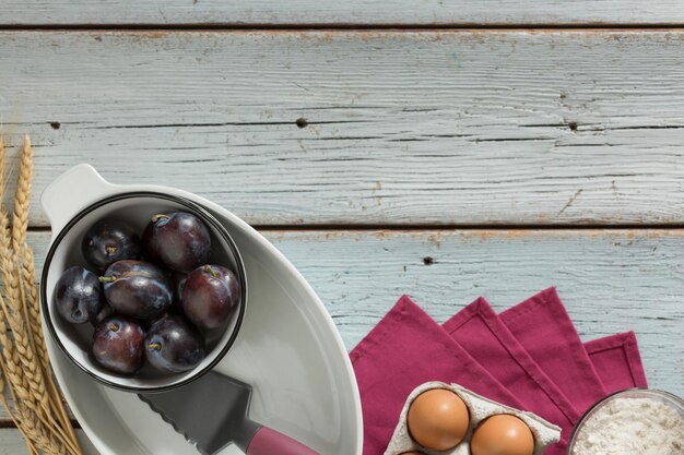 Cuisine maison cuisson gâteau aux prunes avec des ingrédients