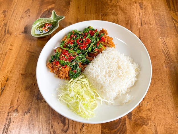 Cuisine maison Escalope de porc frite sur une sauce au basilic sauté avec du chou râpé Servir avec une sauce de poisson Riz au basilic sauté Tonkatsu