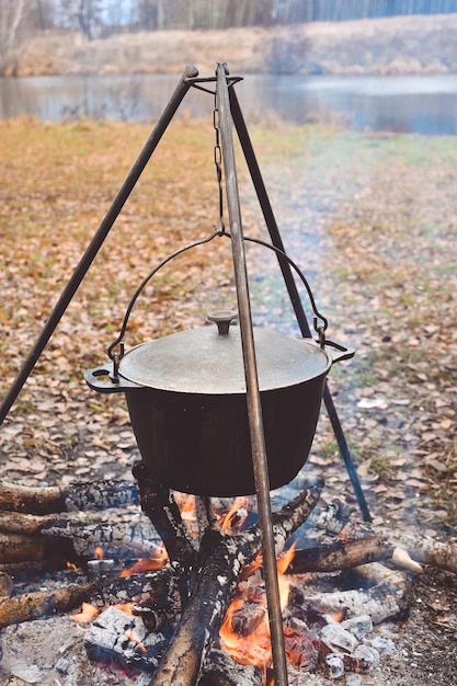 cuisine en marmite sur feu de camp, cuisine de camp, marmite avec plats chauds