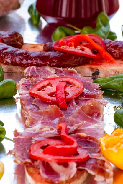 Cuisine méditerranéenne, barbecue avec saucisses et saucisses de porc