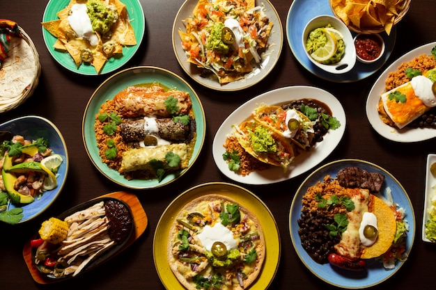 Cuisine mexicaine typique, tacos, tamales, guacamole, tostadas, fajitas, vue de dessus sur fond de bois