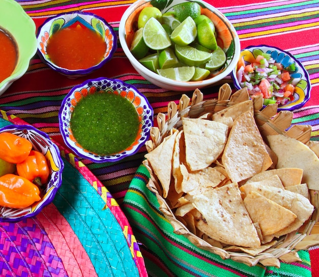 Cuisine mexicaine variée sauces au chili citron nachos